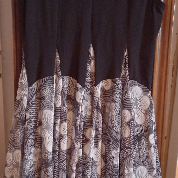 Sleeveless Bohemian Midi Dress with Floaty, Adjustable Floral Skirt - Picture 7 of 7